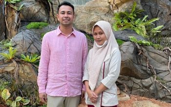 Ikut Kerja Raffi Ahmad, Penampilan Pengasuh Lily Pakai Jilbab Branded Disorot