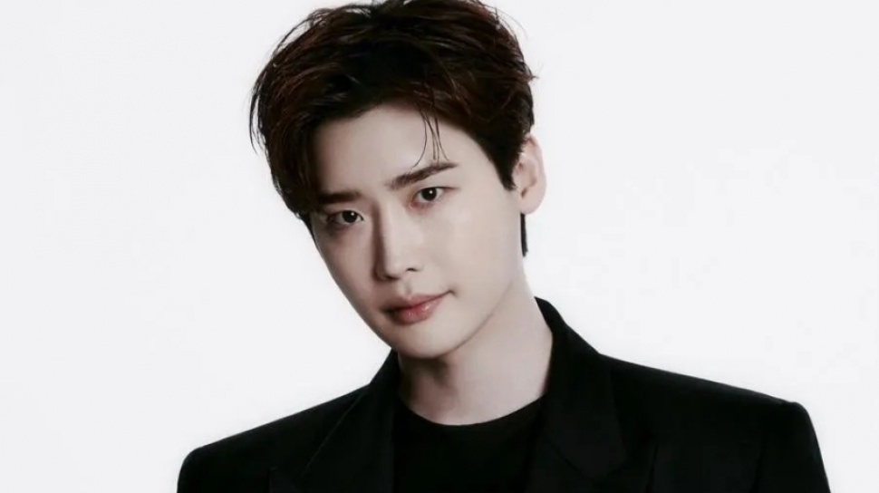 Lee Jong Suk Pertimbangkan Bintangi Drama Bareng Shin MIn Ah