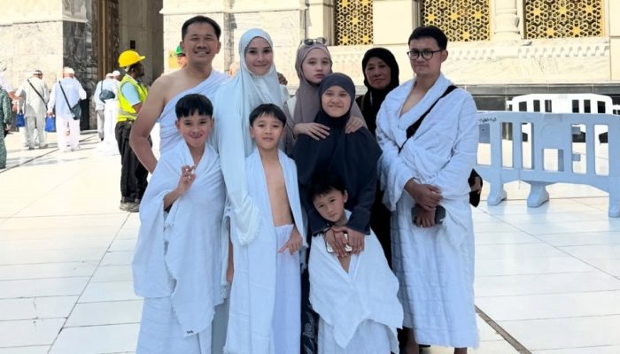 Zaskia Adya Mecca Alami Kejadian Tak Terduga Jelang Umrah Sekeluarga: Ikhlas dan Pasrah